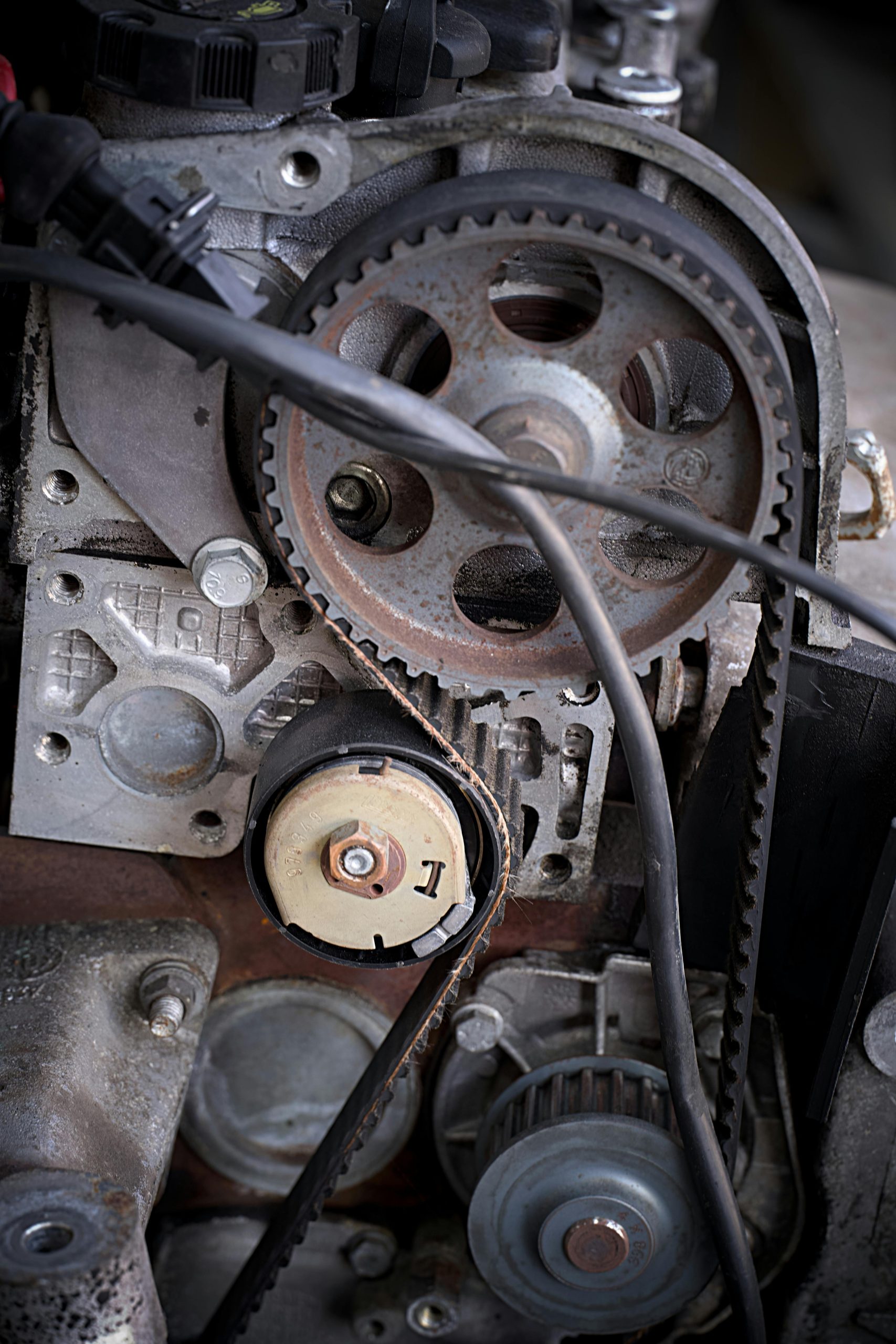 Vue détaillée d'un système mécanique mettant en avant des engrenages et des courroies de distribution.