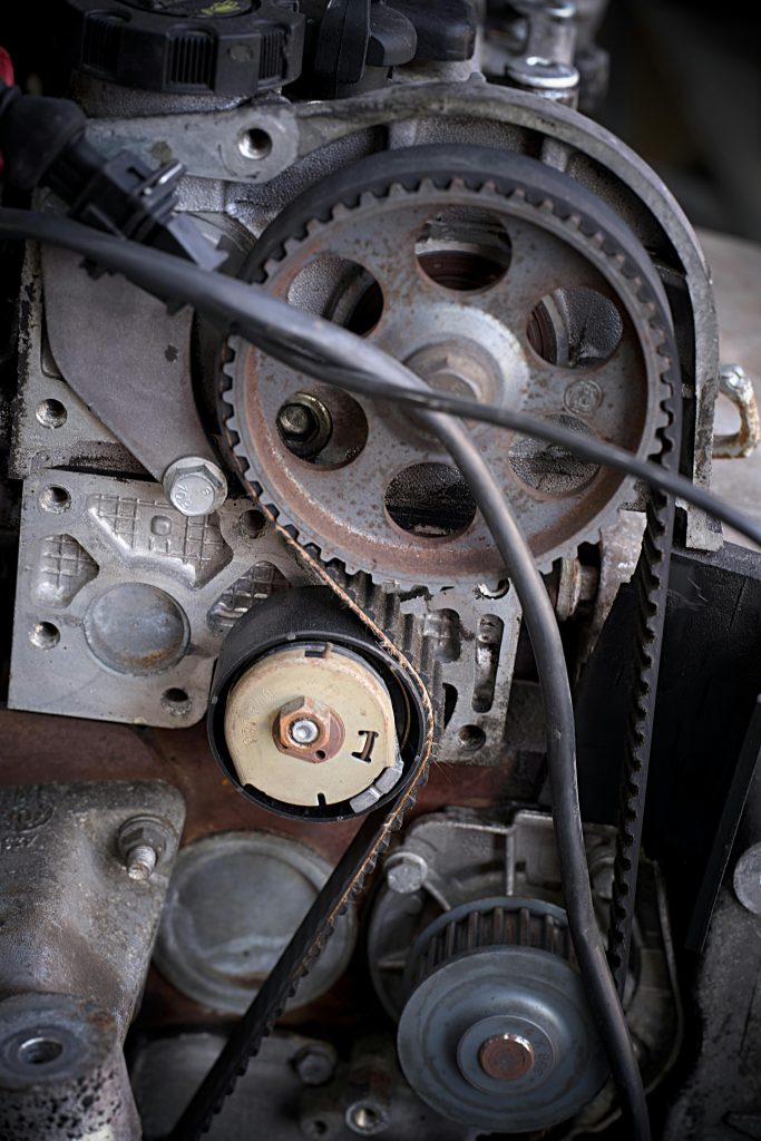 Vue détaillée d'un système mécanique mettant en avant des engrenages et des courroies de distribution.