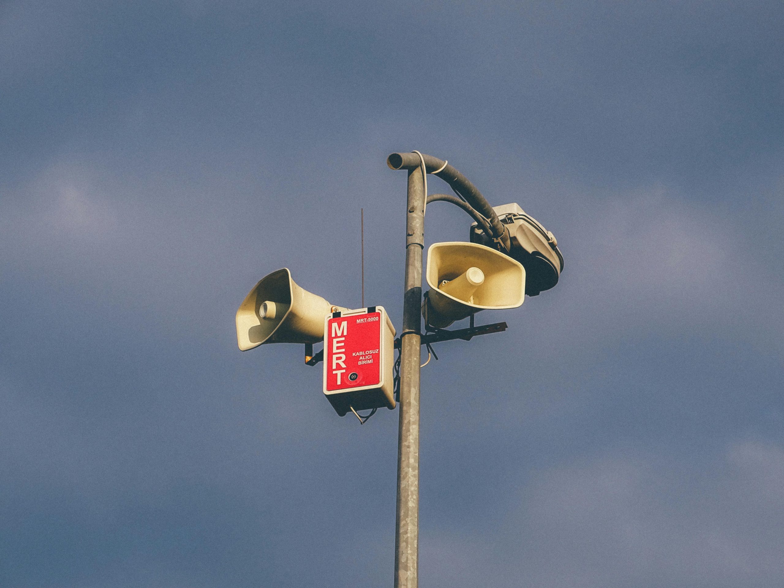 Utilisation de l'avertisseur sonore en voiture