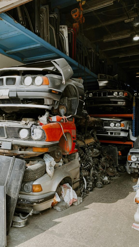 A pile of stacked cars in a junkyard in Sharjah, UAE. Un tas de voitures empilées dans une casse automobile à Sharjah, aux Émirats arabes unis.