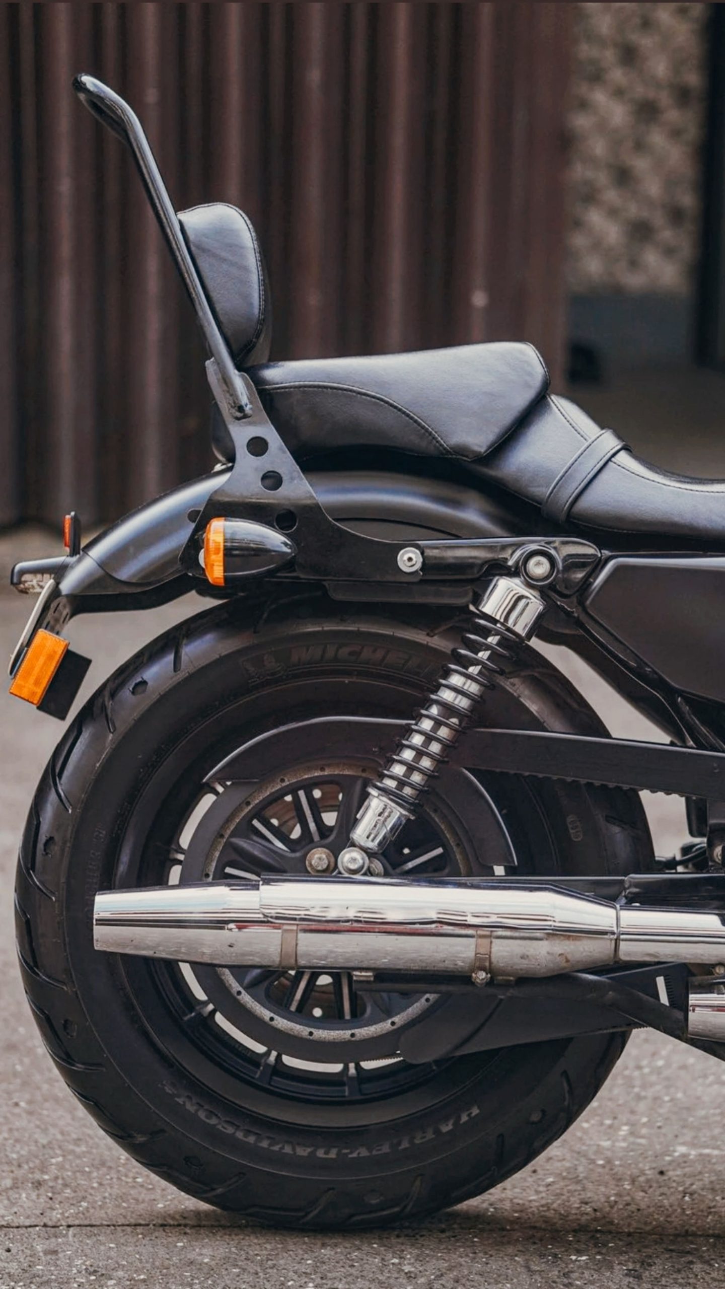Vue détaillée de la roue arrière et du siège d'une moto, mettant en évidence les éléments de conception.