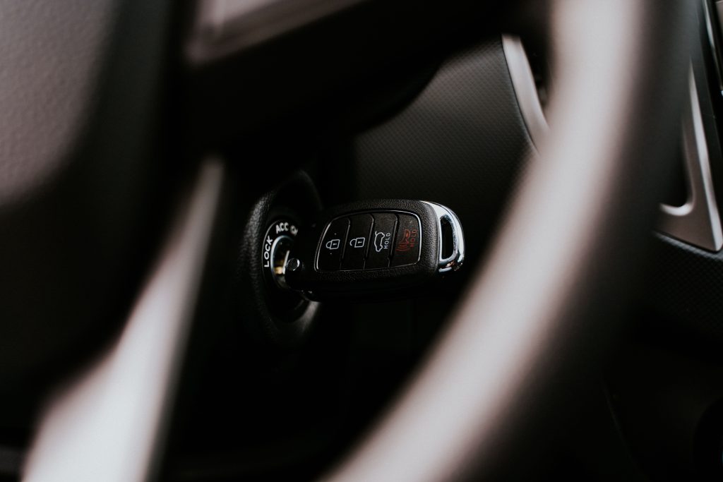 A close-up view of a car key placed in the ignition inside a vehicle, highlighting automotive detail. Une vue rapprochée d'une clé de voiture placée dans le contact à l'intérieur d'un véhicule, mettant en évidence les détails automobiles.
