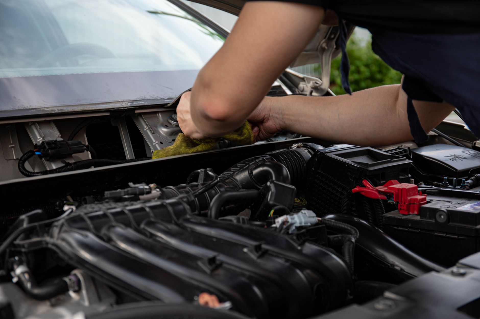 Contrôle du moteur et de la batterie sous le capot