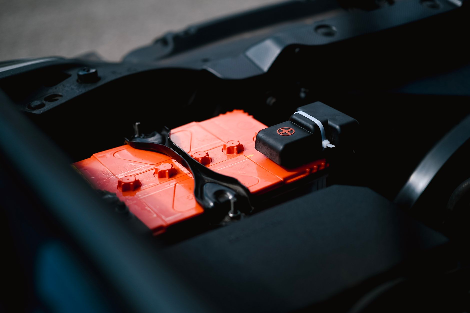 Batterie de voiture orange vue de près