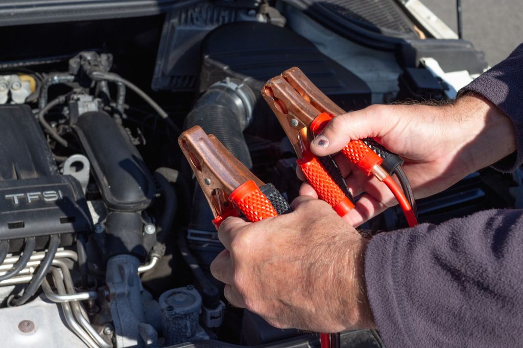 Câbles de démarrage branchés sur une batterie de voiture