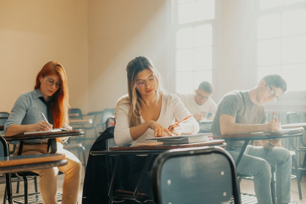 Candidats concentrés pendant un examen en salle