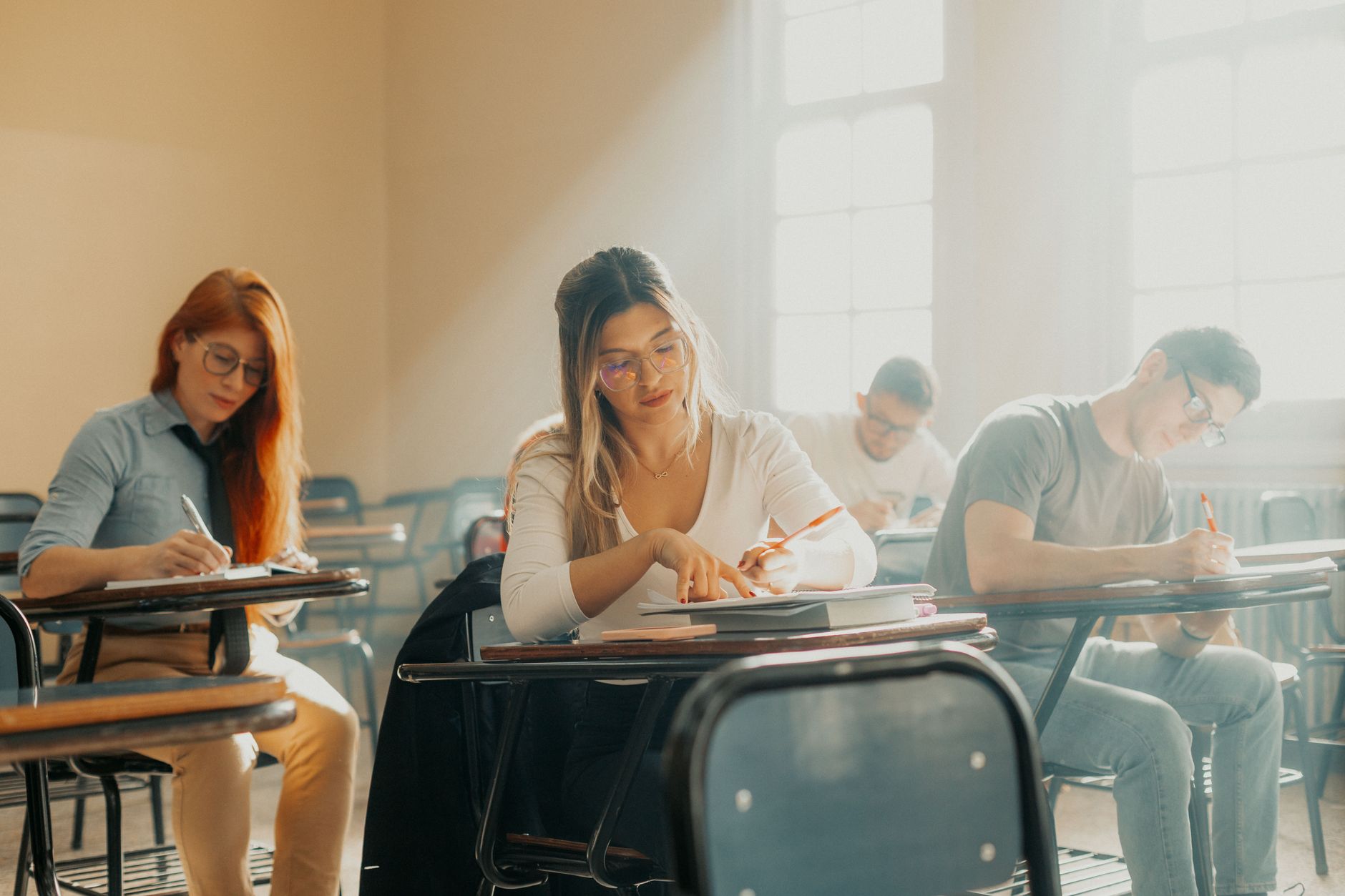 Candidats concentrés pendant un examen en salle