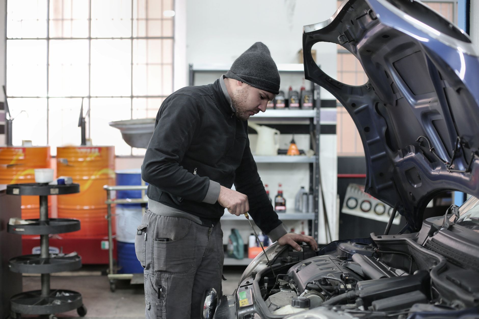 Contrôle d'un moteur de voiture en garage pour un entretien de routine