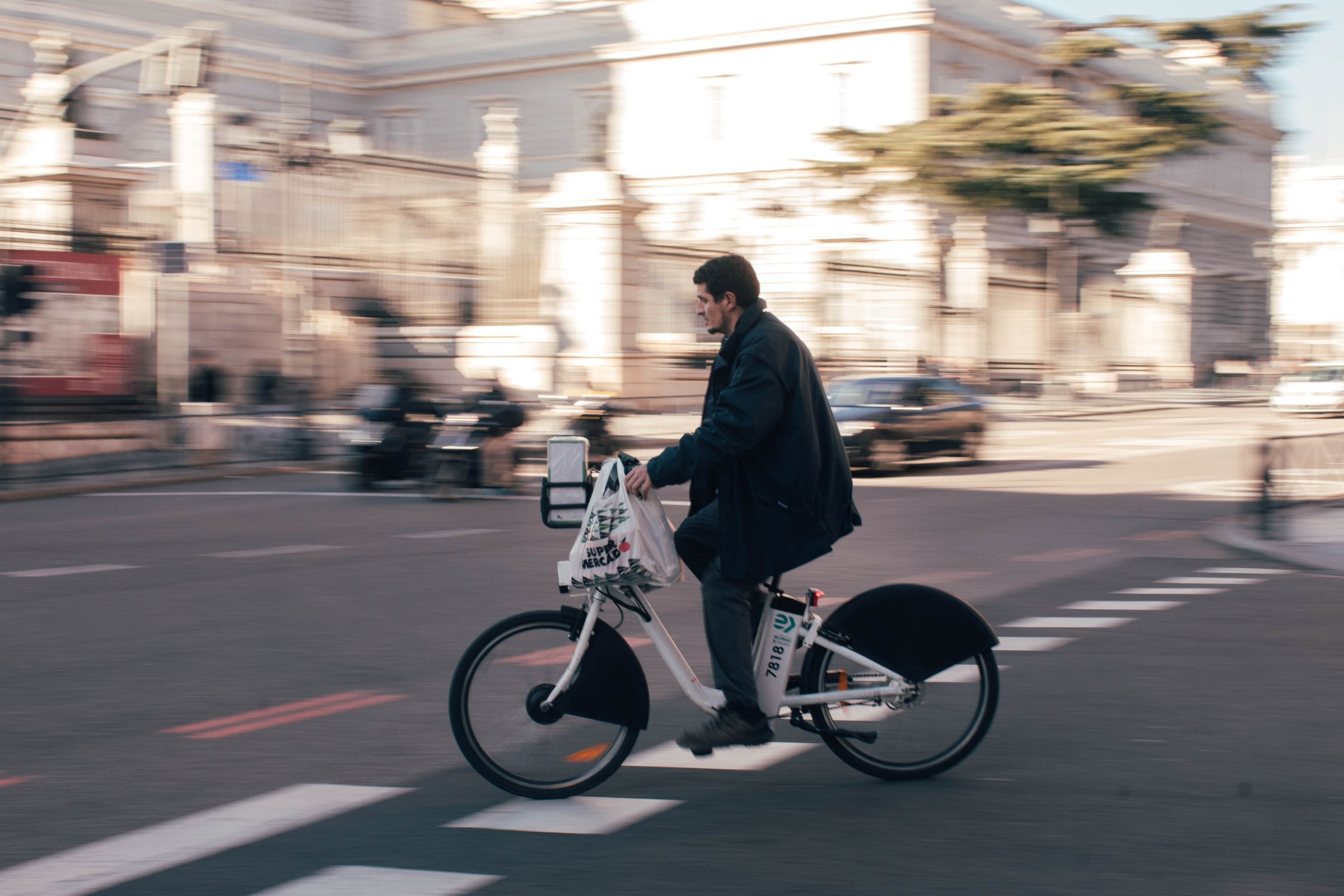 Cycliste roulant à vélo électrique dans une rue de Madrid