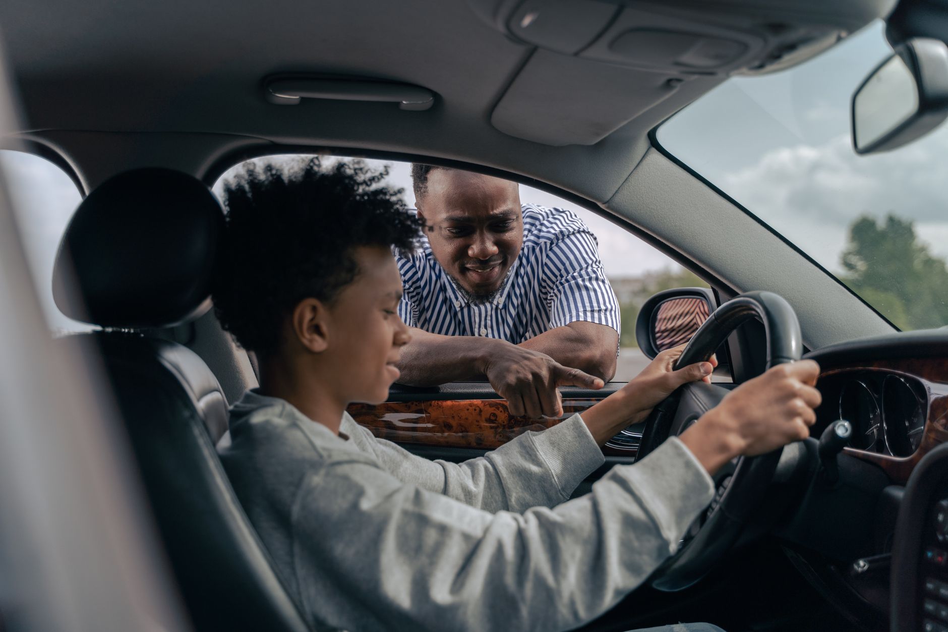 Élève au volant pendant une leçon de conduite
