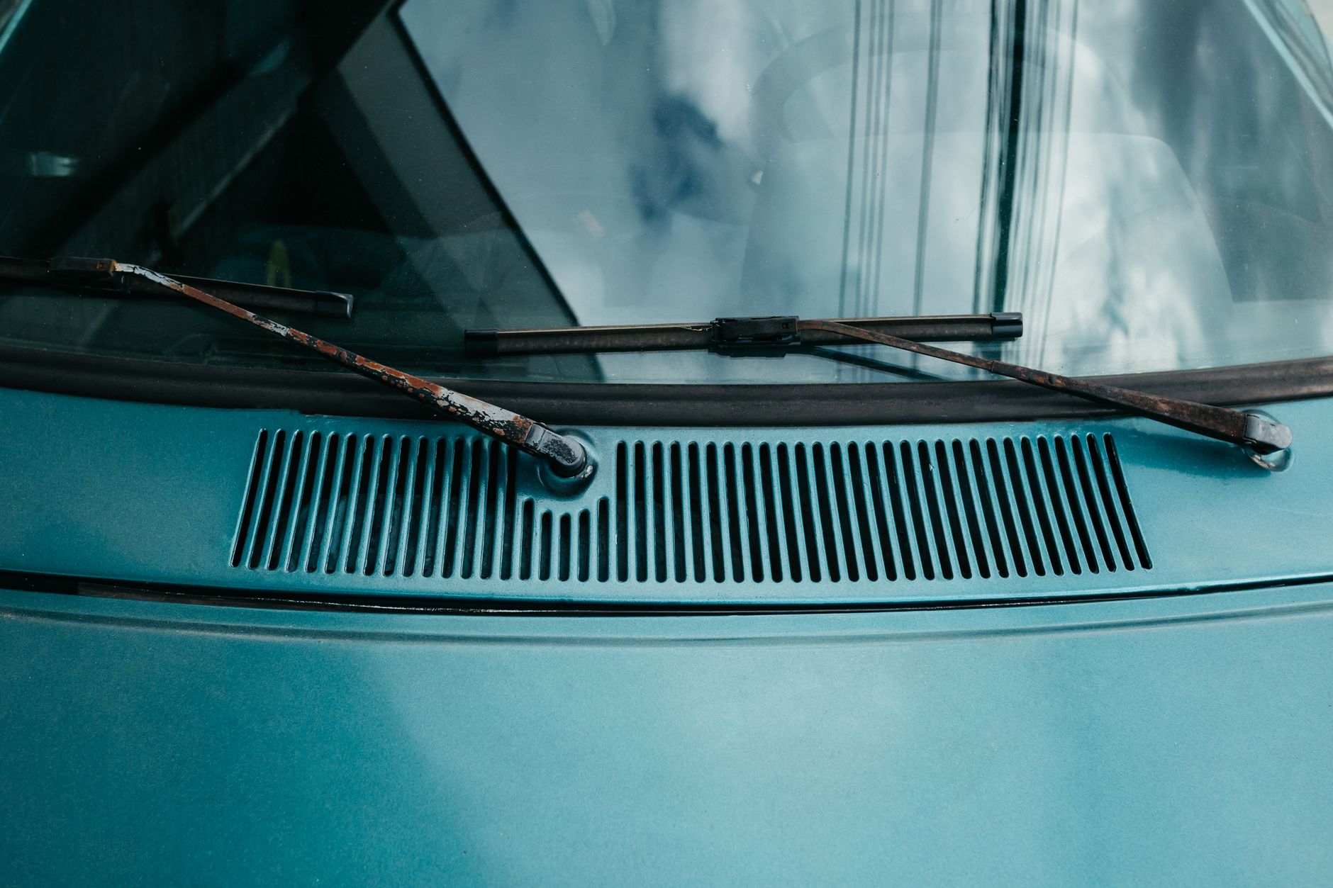 Essuie-glaces sur le capot d'une voiture ancienne