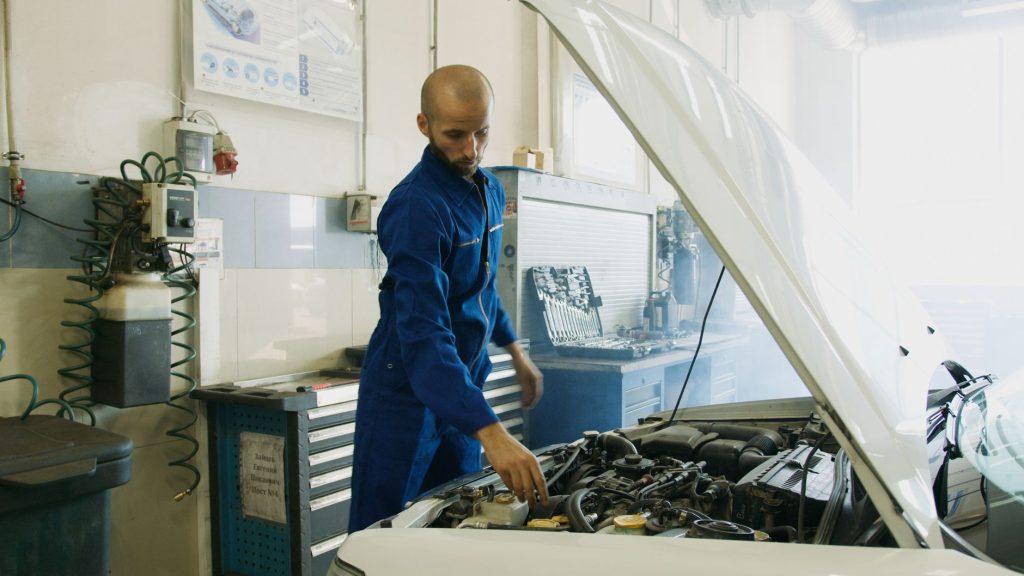 Mécanicien qui vérifie le circuit de climatisation