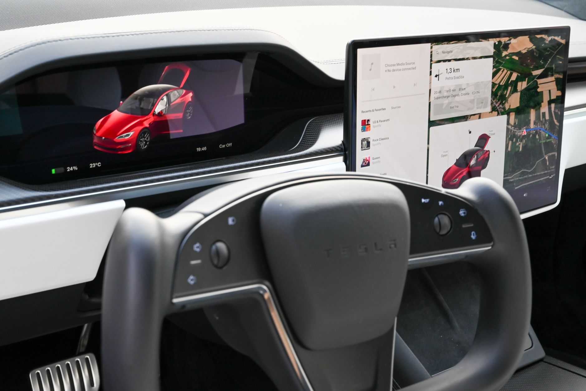 Intérieur d une hybride avec écran tactile et volant
