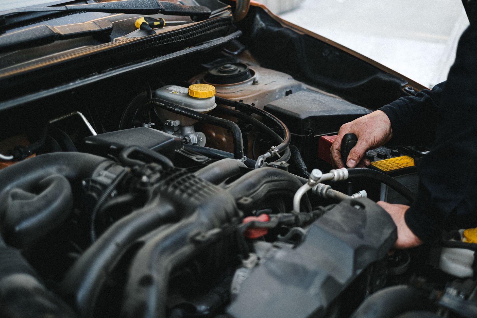 Mains de mécanicien sur un moteur de voiture