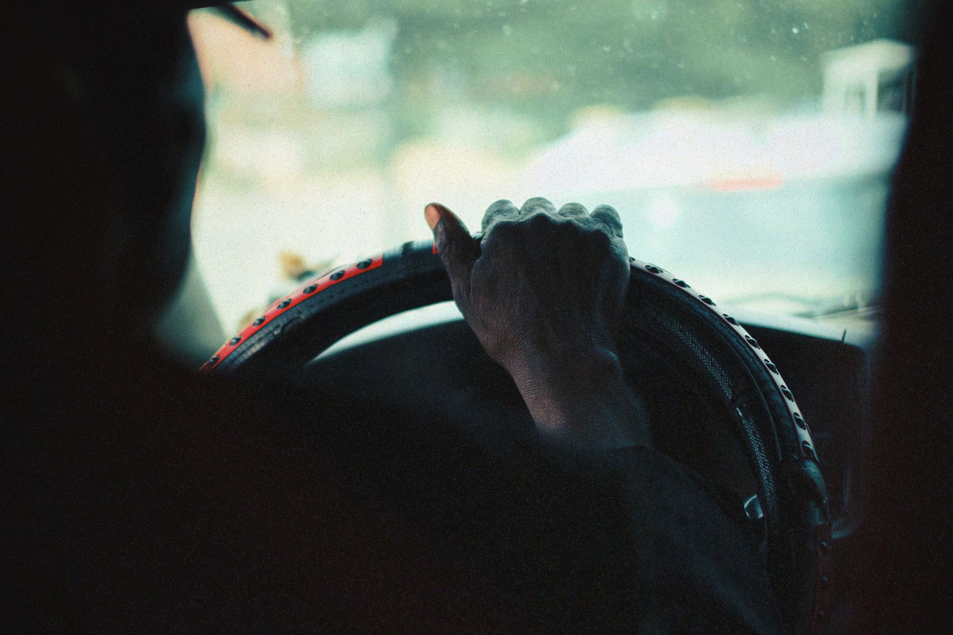 Mains sur le volant en conduisant