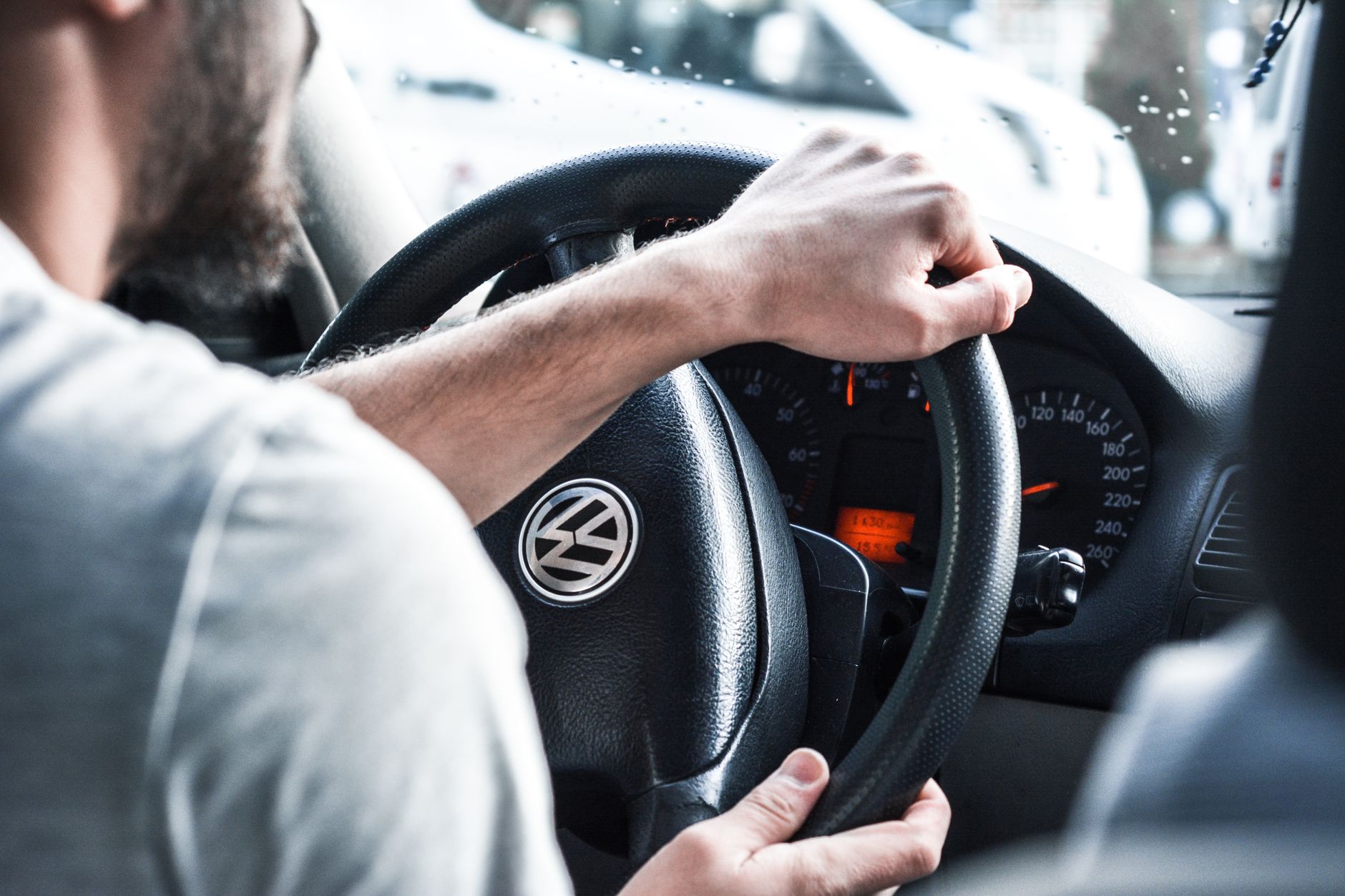 Conducteur les mains sur le volant en pleine conduite