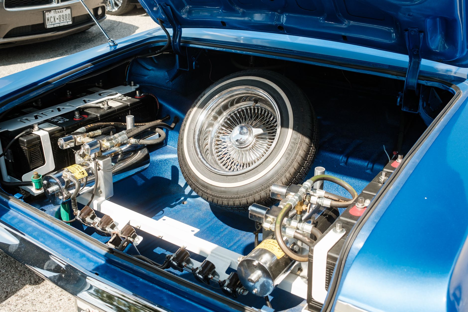 Coffre de voiture ancienne avec compartiment technique ouvert