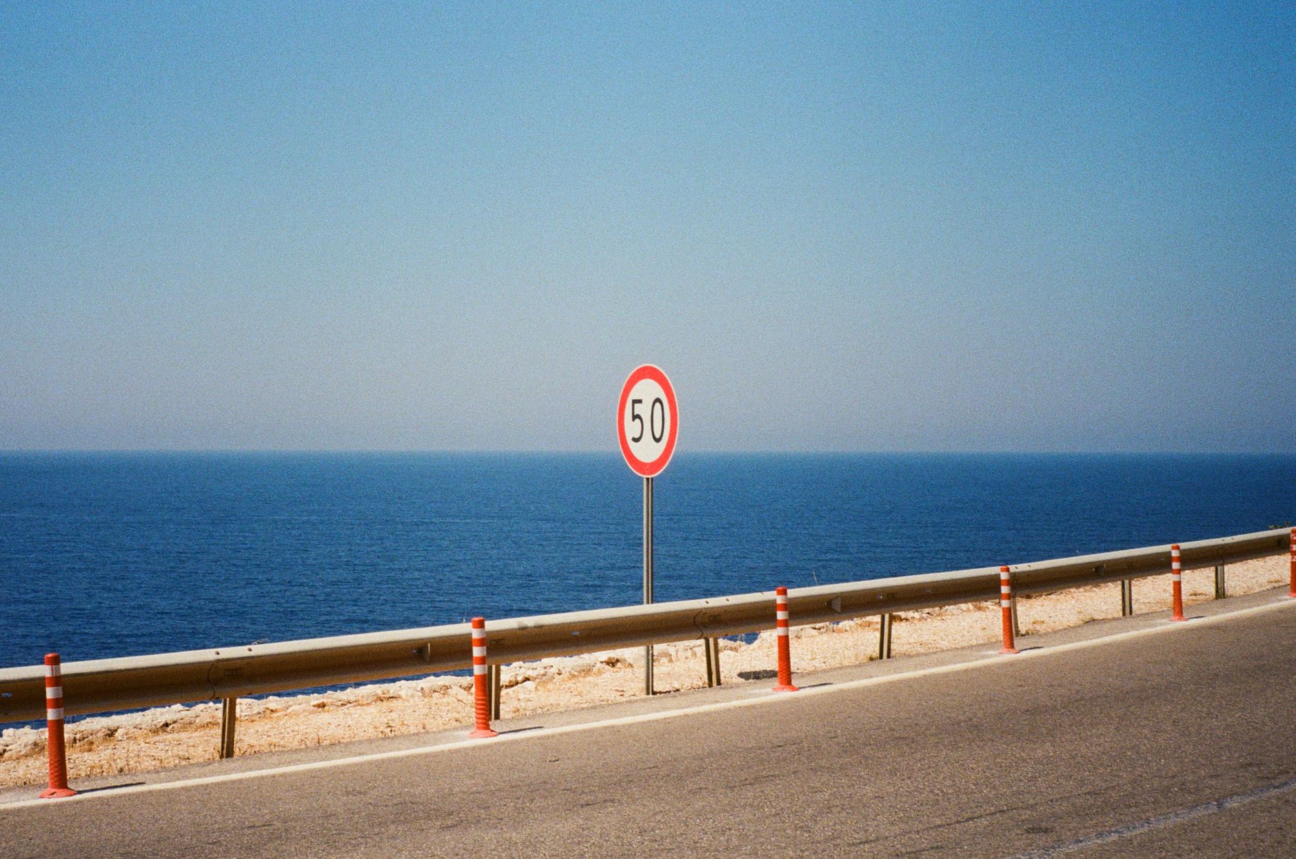 Panneau de limitation a 50 km/h en bord de mer