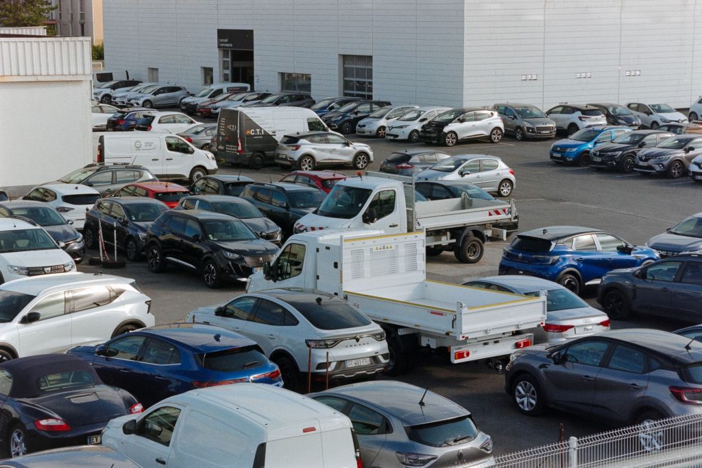 Parking de voitures d'occasion en France