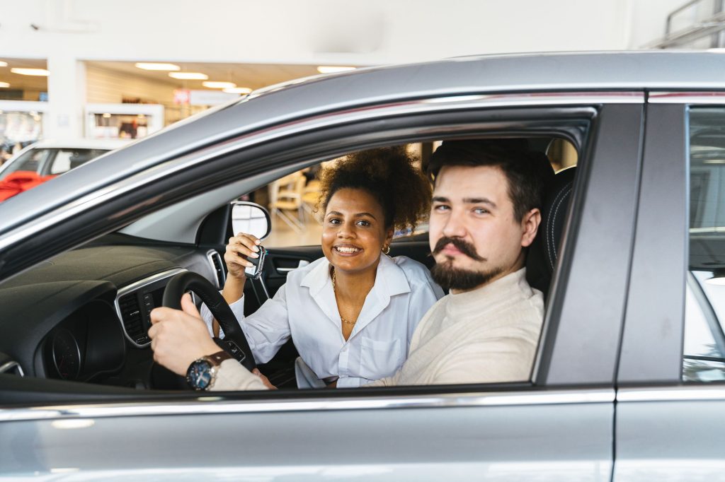 Nouveau conducteur tenant les cles de sa voiture