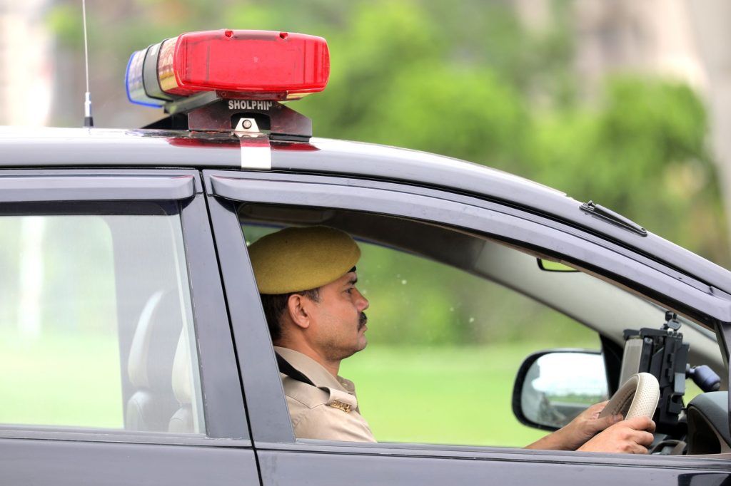 Voiture de police en patrouille sur route