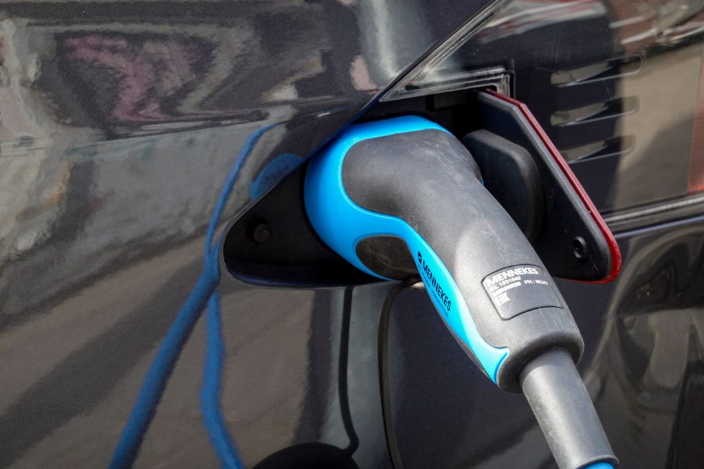 Câble de recharge branché sur une hybride rechargeable