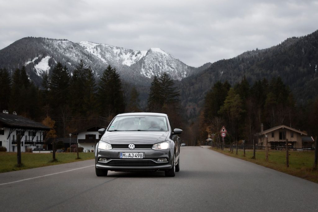Route de montagne en Europe pour un road trip en voiture