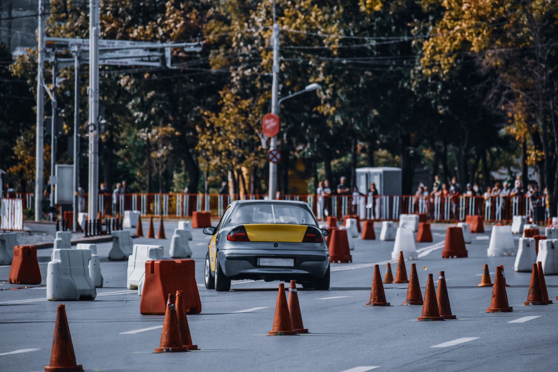 Voiture en manoeuvre de slalom entre des plots