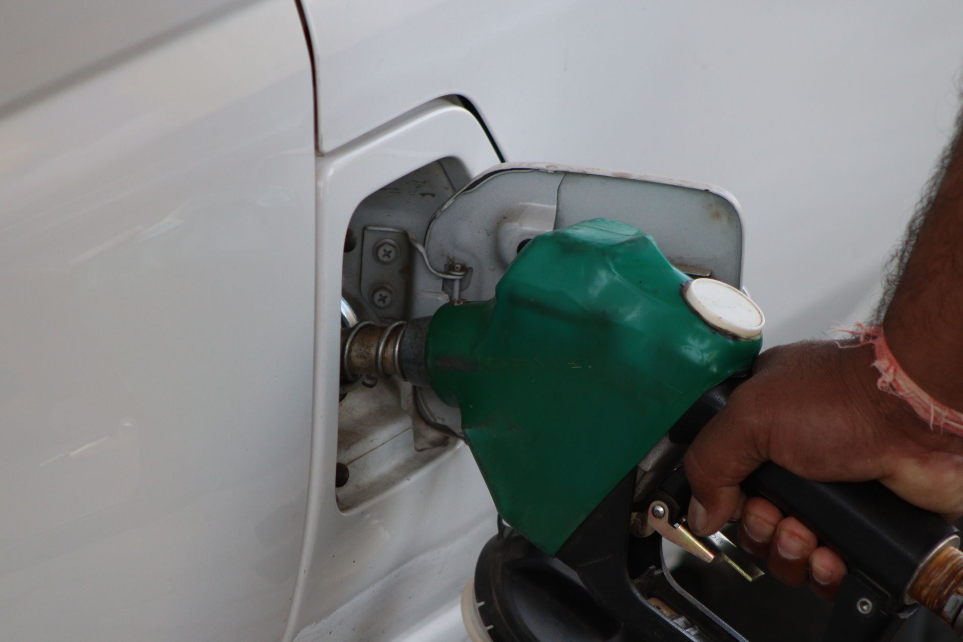 Automobiliste faisant le plein de carburant à la pompe