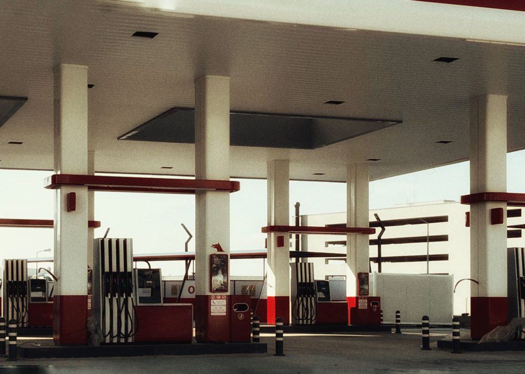Station-service avec pompes à carburant sous auvent