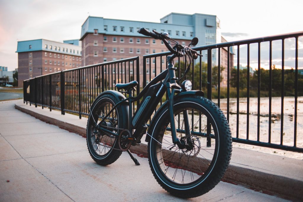 Vélo électrique moderne garé en ville au crépuscule