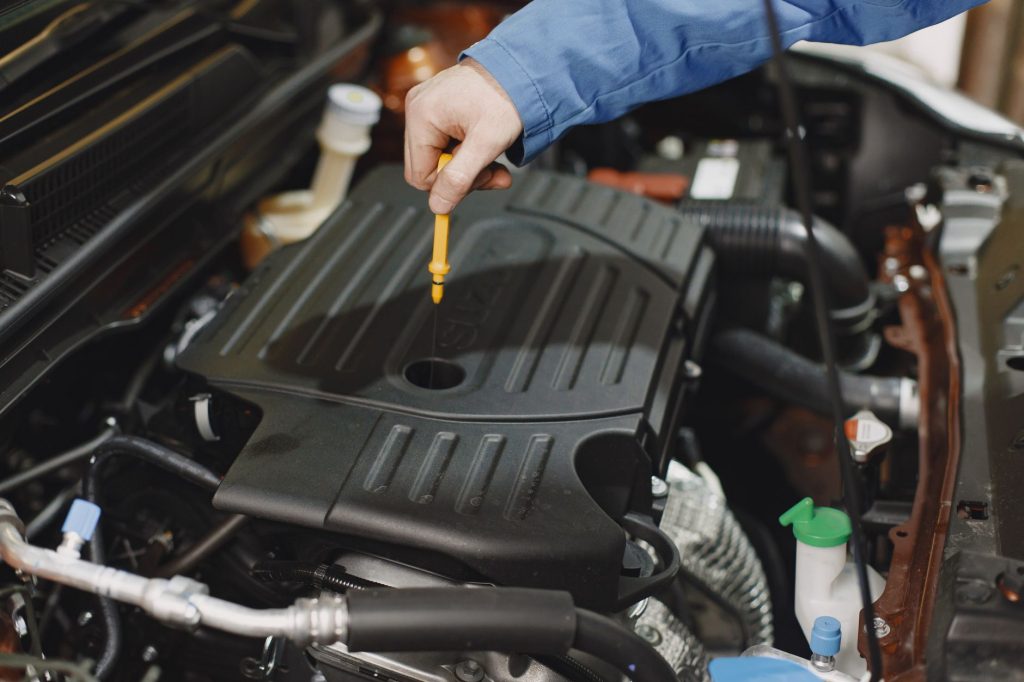 Vérification du niveau d un liquide sous le capot d une voiture