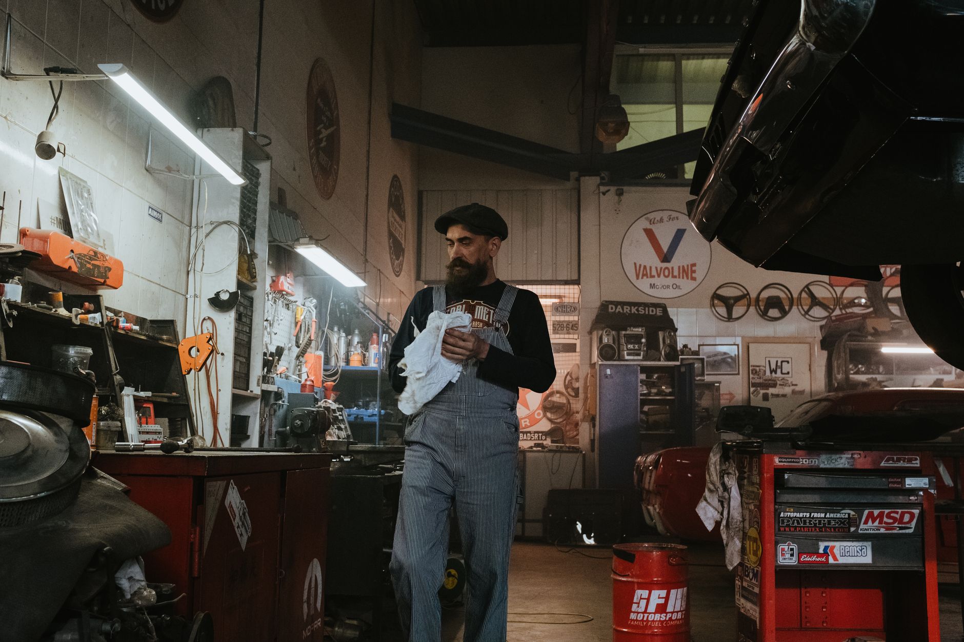 Mécanicien au travail dans un garage entouré d'outils