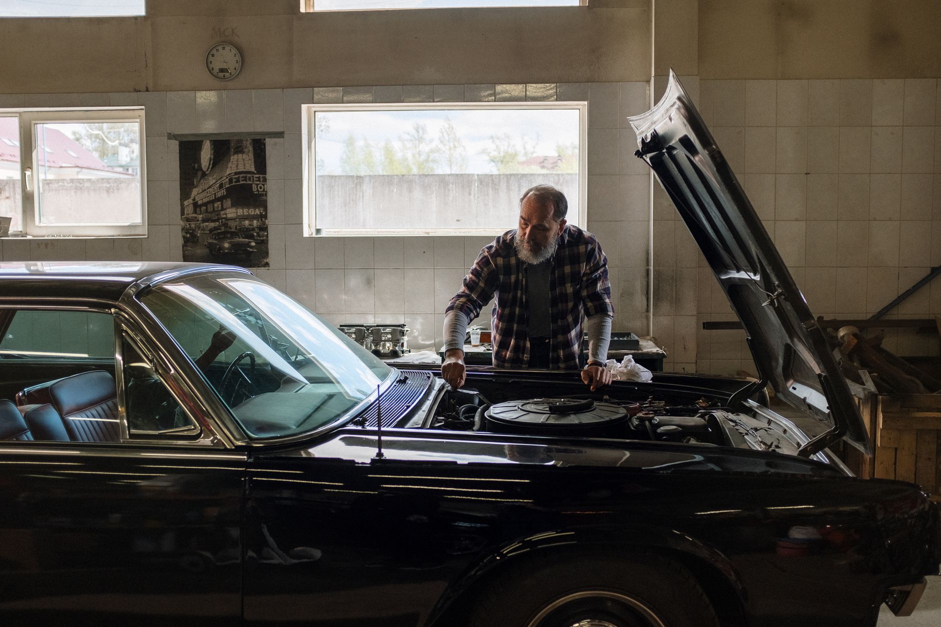 Mécanicien qui examine un moteur de voiture ancienne