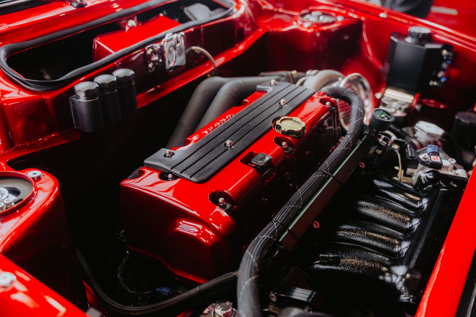 Vue rapprochée sur un moteur de voiture moderne