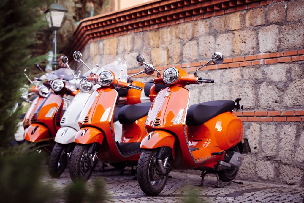 Scooters colorés garés dans une rue de ville