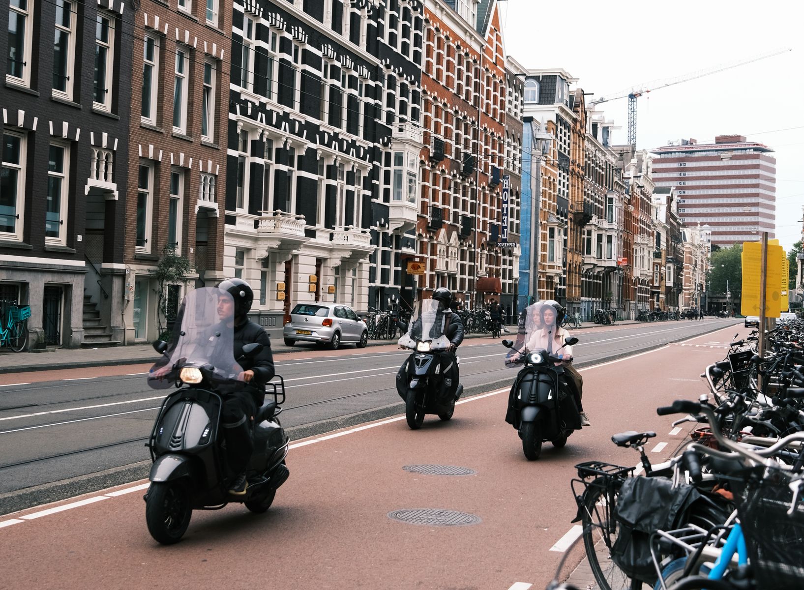 Rue animée avec scooters et vélos garés