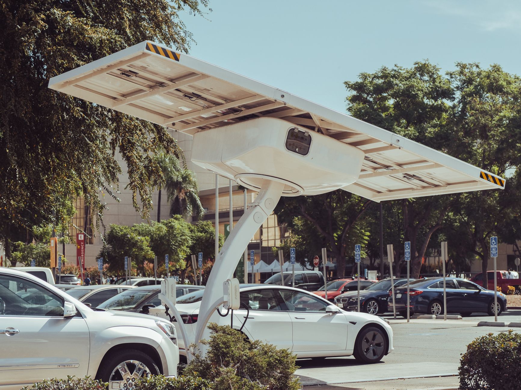 Câble de recharge connecté à une voiture hybride