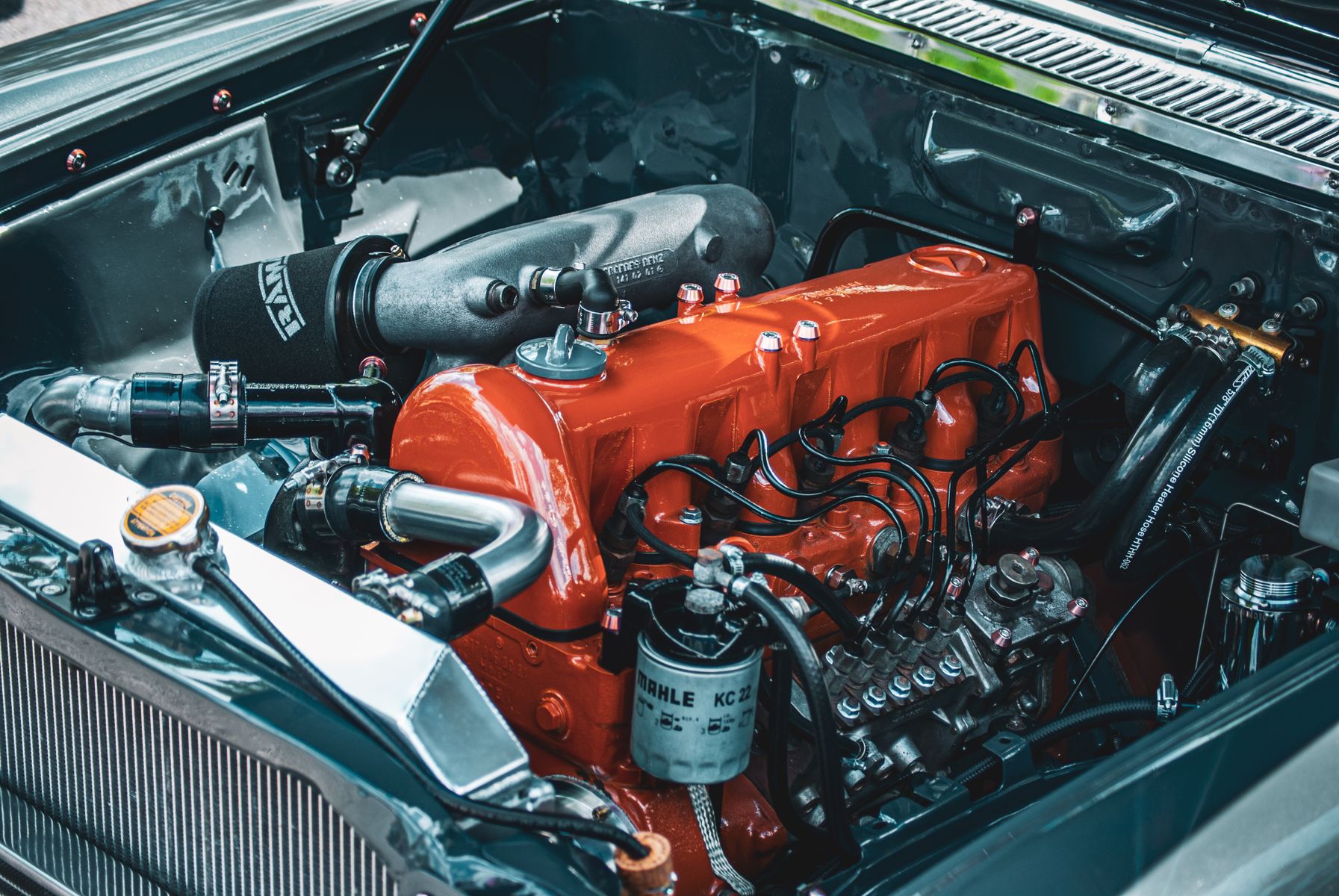 Compartiment moteur ouvert pour un controle des bougies