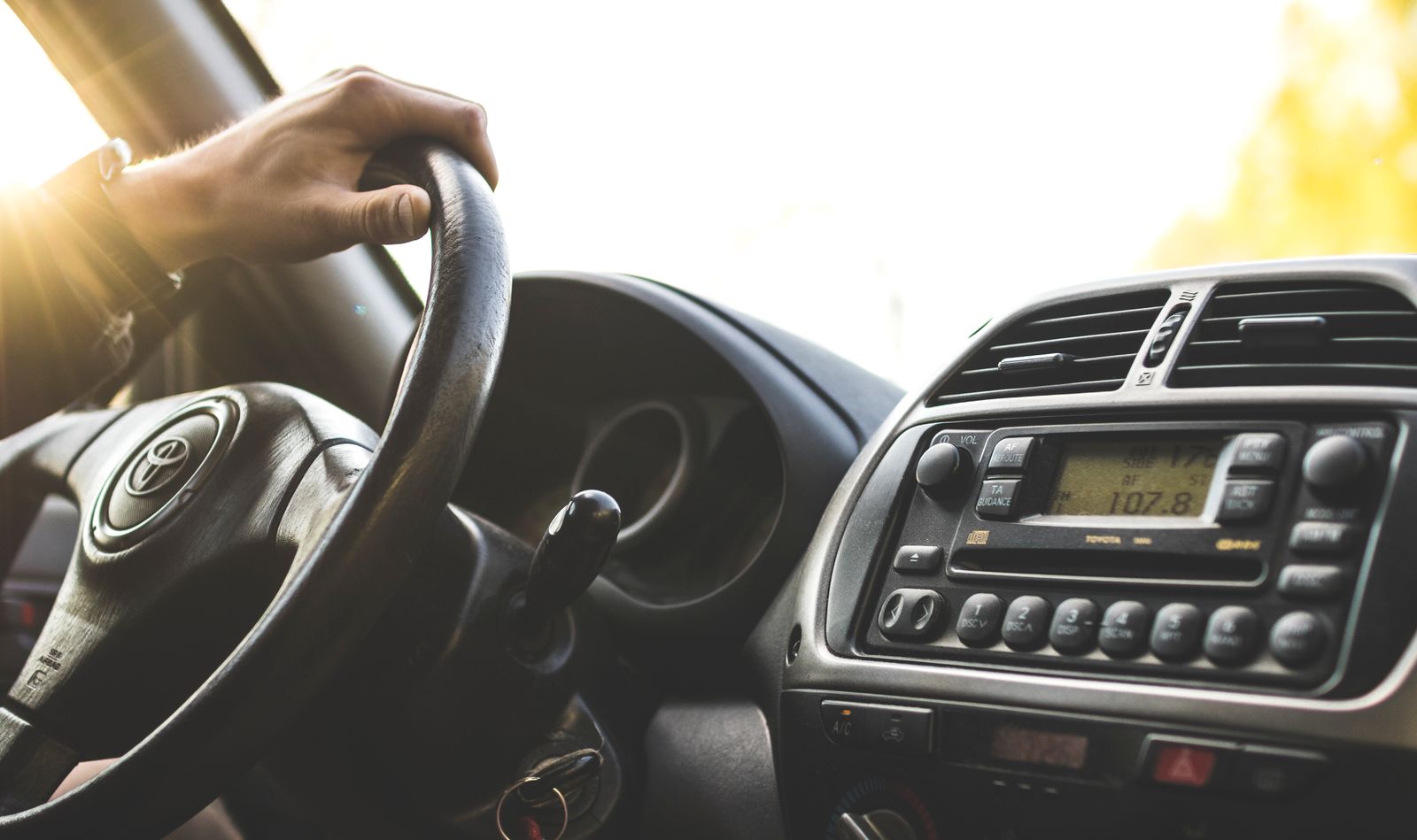 Main d un conducteur sur le volant