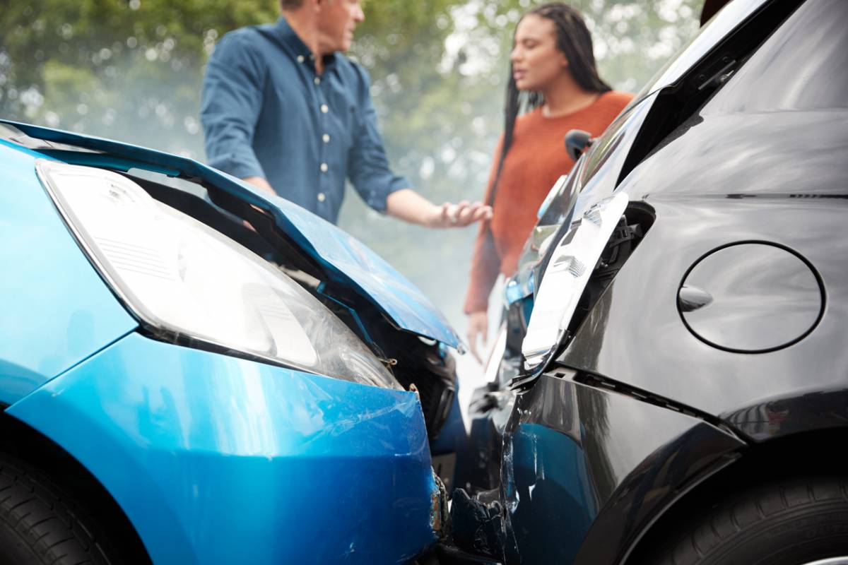 Clés de voiture posées sur un contrat d'assurance auto