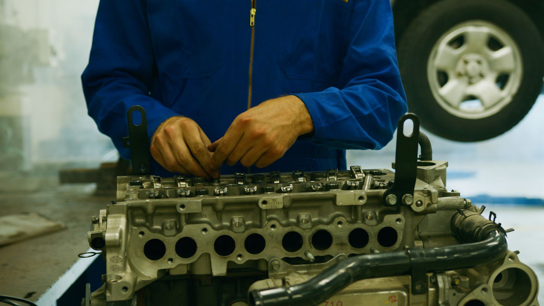 Gros plan sur un moteur en réparation