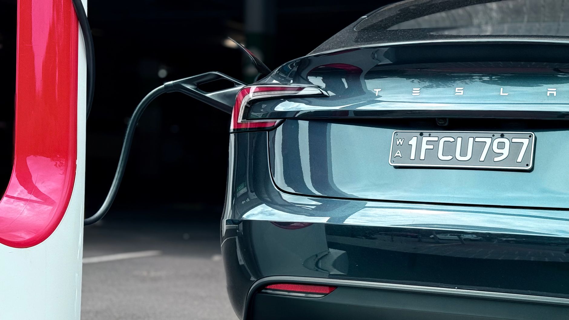 Prise de recharge sur une voiture hybride moderne
