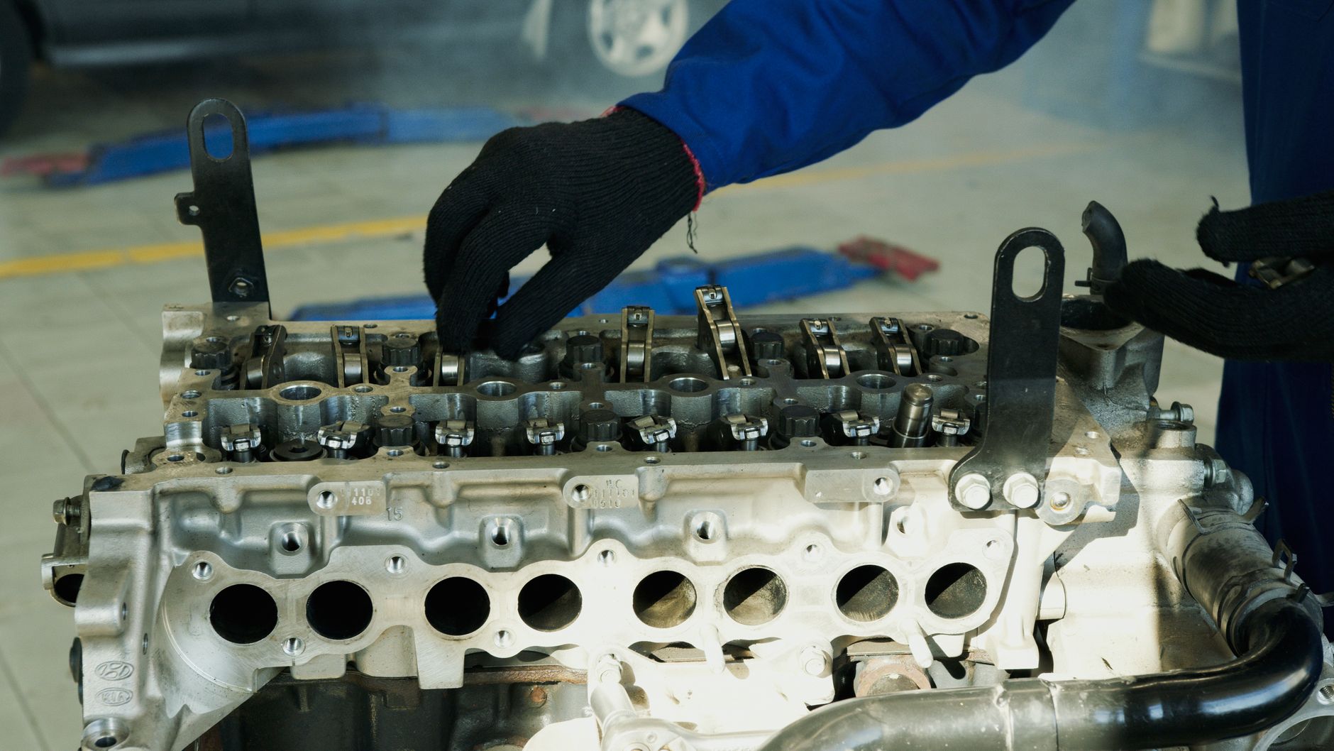 Moteur de voiture ouvert pendant une révision