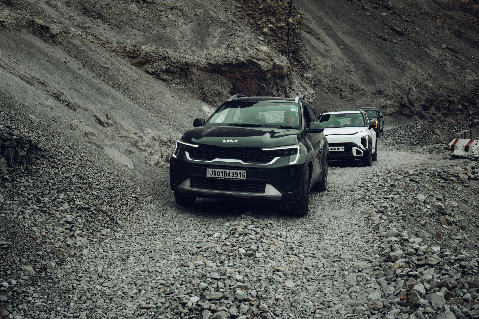 SUV en franchissement sur piste de montagne