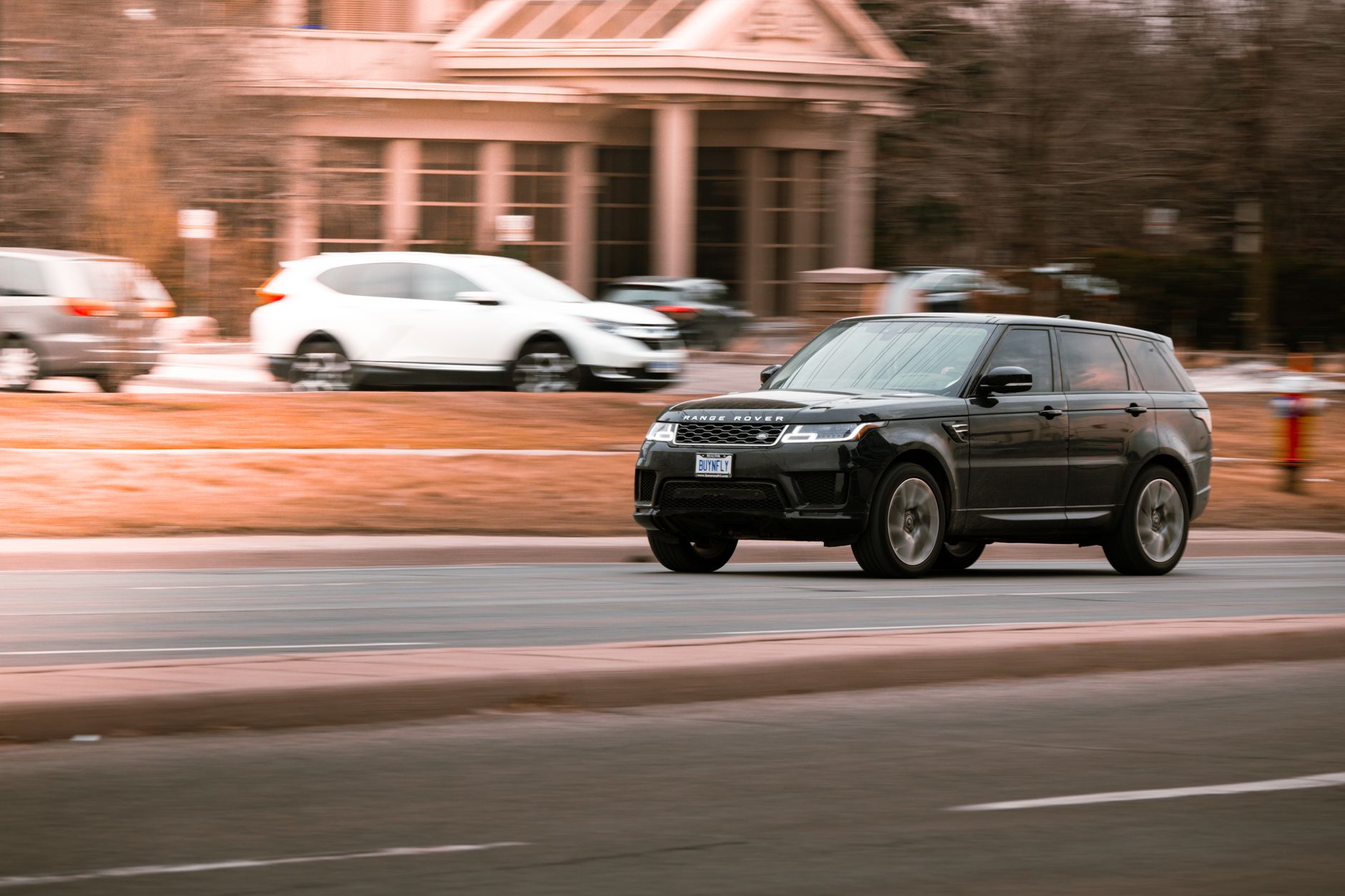 SUV premium roulant en ville, effet de vitesse