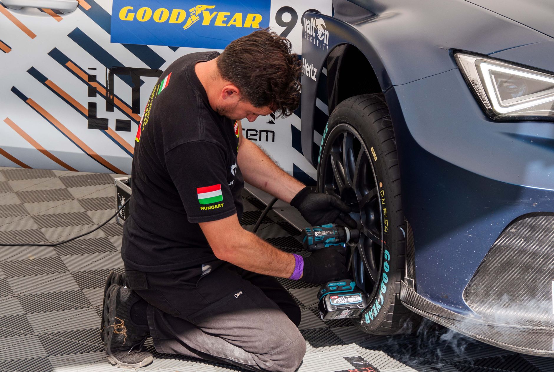 Technicien réglant un pneu en atelier auto