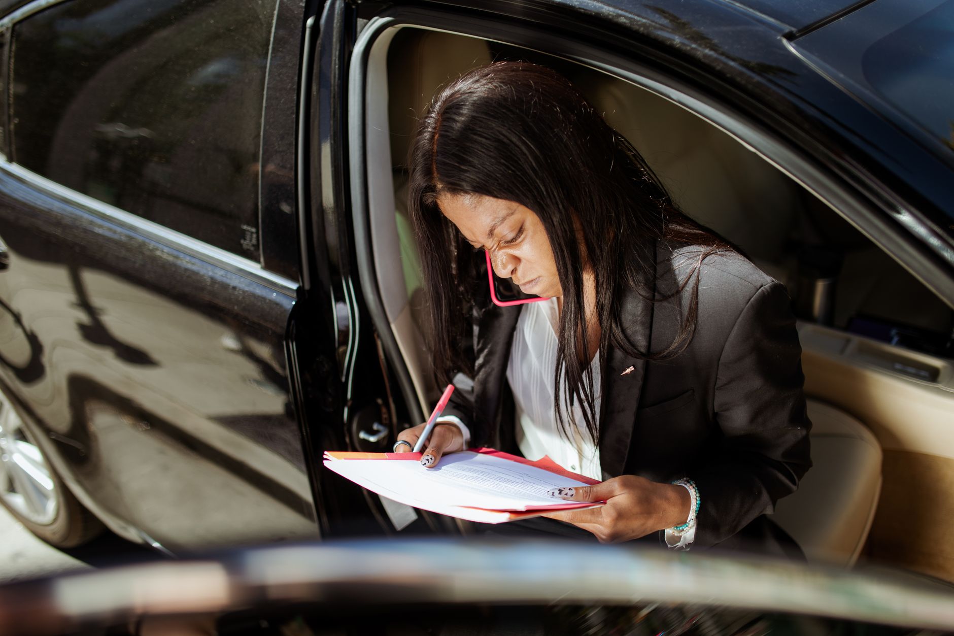 Automobiliste qui vérifie ses papiers de voiture