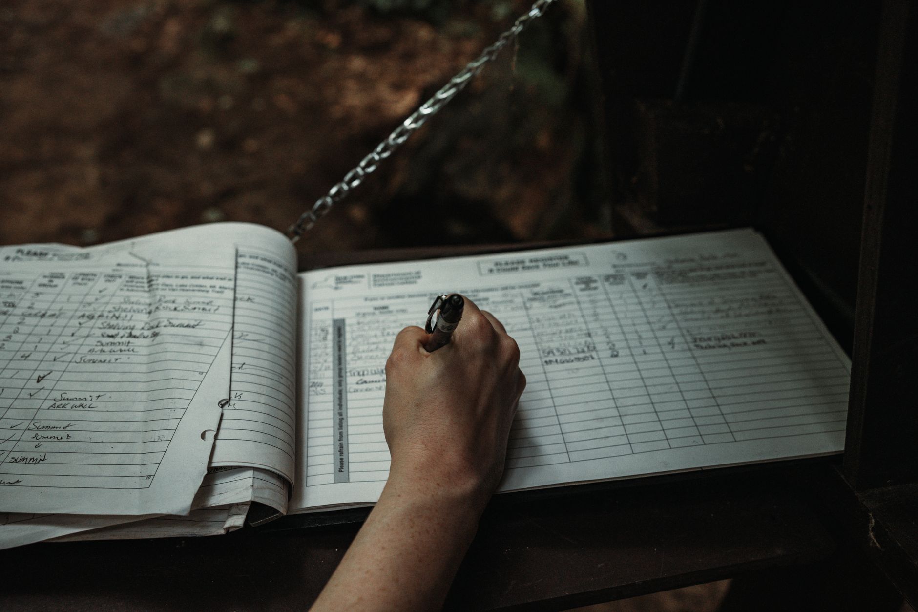 Personne qui prend des notes sur un carnet