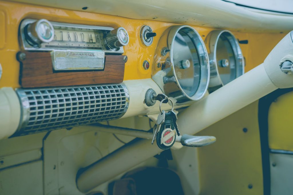 Tableau de bord de voiture ancienne avec clés